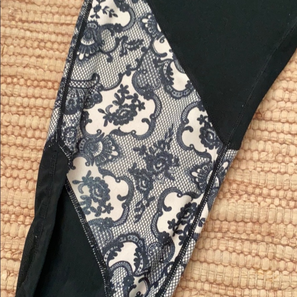 Fabletics Cropped Legging - Picture 2 of 2